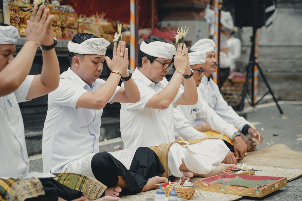 Karya Melaspas di Pura Desa Banjar Batulumbang